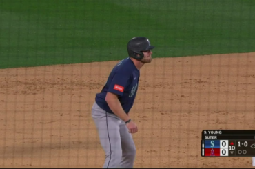 Cole Young brise l'égalité sans but au 10e avec un triple RBI qui a raté de peu un circuit au-dessus du petit mur.