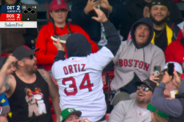 (Point culminant) Les choses deviennent bizarres à Boston lorsque les fans commencent à boire de la bière dans leurs chaussures