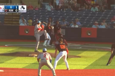 (Point culminant ?) Un troupeau de moutons a failli être frappé par un baseball lors d'un match du MILB.