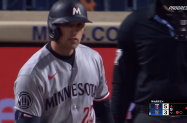 Les fans des Mets chantent MVP alors qu'Austin Warren entre et obtient le premier retrait de la manche