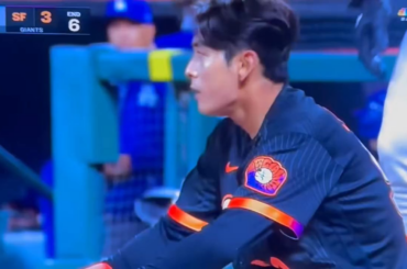 (Allen Stiles de Locked on Giants) Dalton se précipite après avoir vu Jung Hoo Lee éventuellement blessé lors d'un jeu au marbre (j'en suis presque sûr) : « F$&k em ». La rivalité des Giants Dodgers est bel et bien vivante.