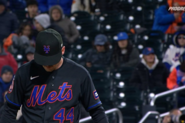 (Point culminant) La foule des Mets devient plus bruyante à chaque frappe lancée et se lance dans des chants MVP après le premier retrait de la manche