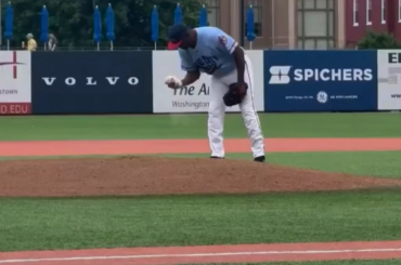 (Jomboy) Le knuckleballer de 53 ans Vincent Towns a pris le départ aujourd'hui pour les Hagerstown Flying Boxcars de la Ligue Atlantique 👏 Towns a travaillé dans la construction pendant 30 ans et a joué pour la dernière fois au baseball professionnel pour une équipe complexe de recrues mineures des Giants de San Francisco en 1992.