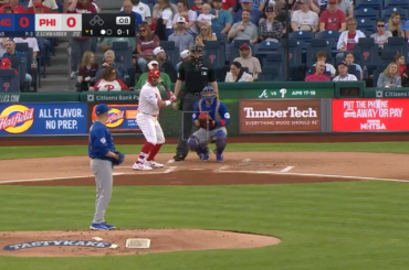 (Point culminant) Kyle Schwarber commence le score avec une Schwarbomb à genoux !