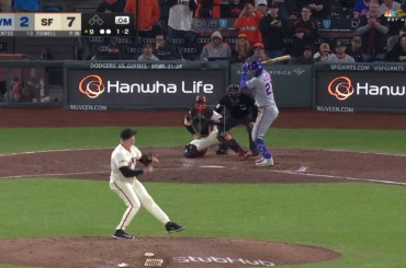 Daniel Susac reçoit des cartes d'alignement de l'arbitre Nestor Ceja après ses débuts exceptionnels en MLB