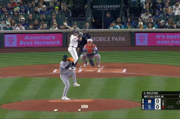 LE GROS DUMPER NE PERD PAS DE TEMPS ! Il marque un circuit après une première marche de JP Crawford pour porter le score à 2-0 pour les Mariners au 1er !