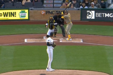 (Point culminant) Bubba Chandler vient de lancer un changement de 94 mph qui a laissé le frappeur tordu.