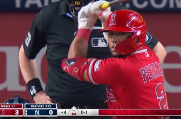Oswald Peraza va dans la cour pour le quatrième circuit solo des Angels de la soirée ! C'est 4-0 Halos