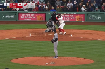 (Point culminant) Avec des coureurs aux 2e et 3e rangs avec 0 retrait : Durbin, Wong et IKF frappent en se balançant pour les bloquer