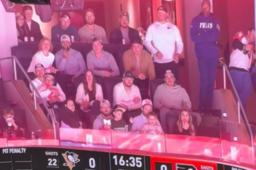 (Lowlight) Un groupe de Phillies est allé au match Flyers-Penguins ce soir, la foule les huant lorsqu'ils ont été diffusés sur le jumbotron.