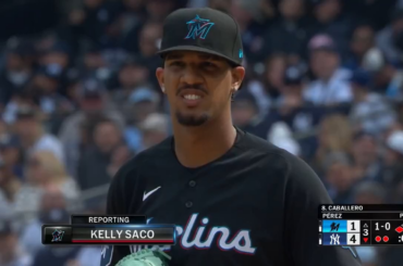 (Point culminant) Les Yankees tentent un squeeze bunt, mais un excellent jeu du receveur des Marlins, Liam Hicks, obtient le rapide Caballero.