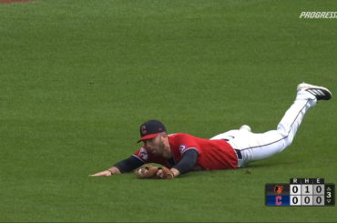 Le voltigeur connu David Fry réussit un plongeon pour voler Gunnar Henderson