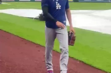 Ce jeune fan a regardé Shohei Ohtani s'entraîner sous la pluie. Shohei l'a remercié en donnant une balle de baseball au fan et en prenant une photo