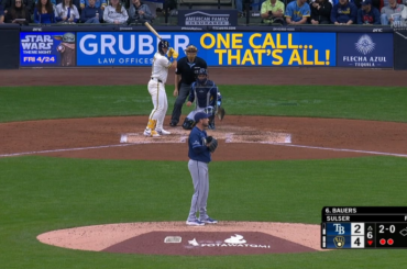 CB Bucknor, regardant au loin lors d'un jeu en direct, dit que Jake Bauers a manqué de toucher le sac du 1er but lors d'un coup sûr sur le terrain, mais l'appel est annulé en sécurité après un examen. Les managers Kevin Cash et Pat Murphy se regardent et ne peuvent s'empêcher d'en rire