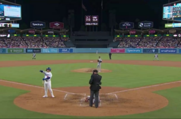 Dalton Rushing demande à l'arbitre du marbre Clint Vondrak d'utiliser son temps mort (deux fois, affirme-t-il), mais Vondrak ne lui accorde pas de temps et Rushing frappe pour violation du chronomètre de lancer.