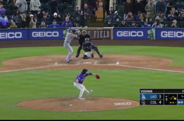 (Point culminant) Shohei Ohtani étend sa séquence sur base à 50 matchs avec un simple avec 2 retraits au 9e. Les deux autres fois où il a atteint la base ce soir via des erreurs ne comptent pas.