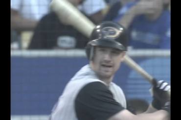 (Point culminant) 7/5/04 : Le simple RBI de Chad Tracy en début de 9e manche égalise le match pour les Diamondbacks et met fin à la séquence de 84 arrêts consécutifs d'Eric Gagné. Ce Chad Tracy ne gère PAS les Red Sox de Boston.