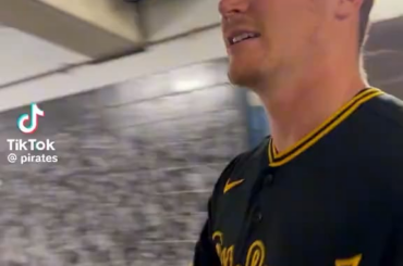Paul Skenes montre son amour à ses coéquipiers après la victoire d'hier soir