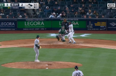 (Point culminant) Amed Rosario frappe son deuxième circuit du match, celui-ci une bombe à trois points, pour donner aux Yankees une avance de 5-3 au 8e !