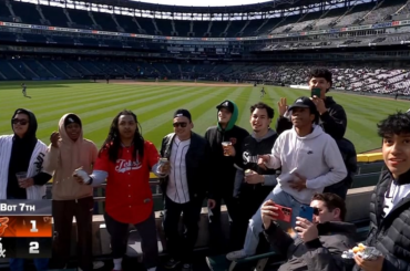 Les deux bières d'un fan des White Sox, Stone Cold Steve Austin, dans le champ extérieur. Il fait 34 degrés.