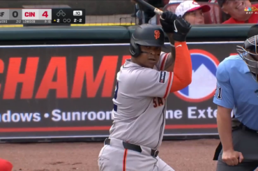 (Point culminant) Rafael Devers claque sa batte après un retrait au bâton