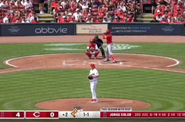 (JomboyMedia) Mike Trout a été cloué par une fausse balle de Jorge Soler mais est resté dans le match après que les entraîneurs l'aient vérifié. Il aurait été exclu s'il se trouvait en territoire équitable. Au lieu de cela, il a fini par marquer sur un ballon pour donner aux Angels une avance de 5-0.