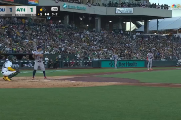 (Point culminant) Jose Altuve frappe sur un terrain qui attrape la plus petite partie possible de la zone de frappe