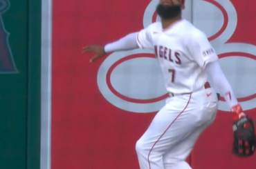 (Temple national de la renommée du baseball) Lorsqu'un match devient The Game, Cooperstown appelle. Jo Adell fait don de son gant de la victoire des @Angels de samedi au Temple de la renommée.