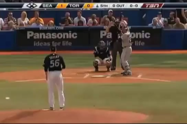 La plus grande prédiction de l’histoire du sport. Mike Blowers appelle le premier circuit de Tuiasosopos au champ gauche lors de son deuxième au bâton sur une balle rapide de Brian Tallet avec un compte de 3-1. 27 septembre 2009.