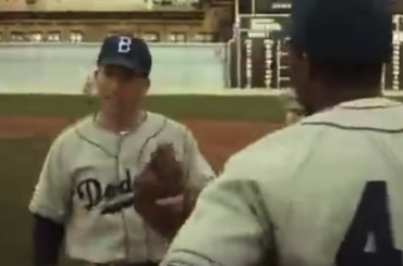 "Peut-être que demain nous porterons tous du 42, comme ça on ne nous distinguera pas." Et ils portaient le numéro 42 pour Jackie Robinson. Chaque joueur de la MLB le 15 avril de chaque année. Peewee Reese a dit à Jackie Robinson qu'il voulait que sa famille sache qui il était…