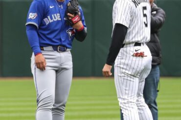Kazuma Okamoto et Munetaka Murakami se saluent avant le match Blue Jays vs White Sox 🇯🇵