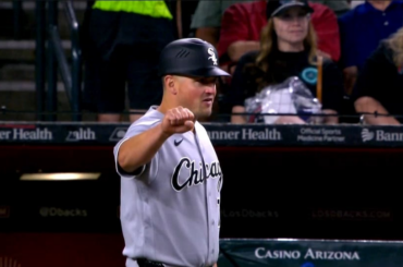 Justin Jirschele, entraîneur du 3e but des White Sox, rengainant l'épée de samouraï alors que Murakami termine troisième