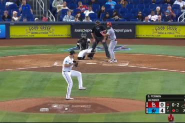 (Point culminant) Anthony Bender montre une balayeuse NASTY