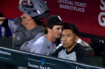 Le lanceur des White Sox Davis Martin s'entraîne à embrasser le releveur Grant Taylor avant qu'il n'entre dans l'abri