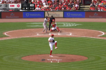 TJ Friedl a failli réussir un plongeon au 8e mais a été renversé et abandonné. Bien qu'aucun des arbitres ni des Giants ne l'aient remarqué, cela restera comme un alignement dans la surface.