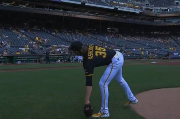 Joey Bart porte un manchon rose comme le révèle le sexe de Braxton Ashcraft et de sa femme car ils attendent une petite fille (jomboy).