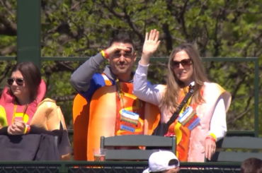 (Point culminant) Le journaliste du SNY, Steve Gelbs, passe en revue un chien du Wrigley Field Chicago et rattrape un vieil ami