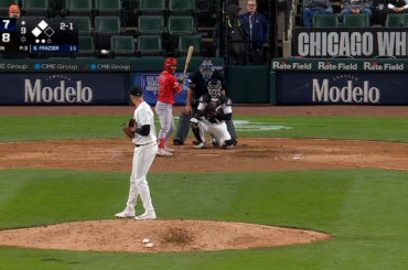 (Point culminant) À 12 h 34, heure locale, 5 heures et 54 minutes après l'heure de match prévue et un retard de près de 3 heures en raison de la pluie, les White Sox reviennent pour battre les Angels après une 7e manche de 7 points.