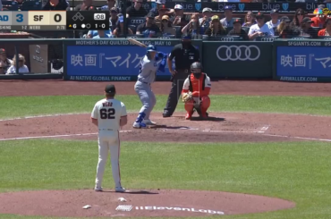 (Point culminant) Logan Webb avec un pitch de poisson qui s'échappe et frappe Dalton Rushing