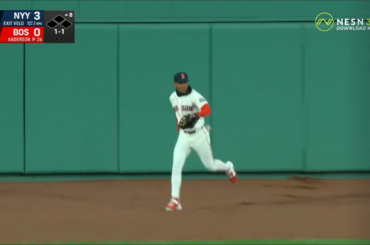 (Point culminant) Ceddanne Rafaela effectue une capture sautée dans le mur du champ central pour priver Stanton de buts supplémentaires !