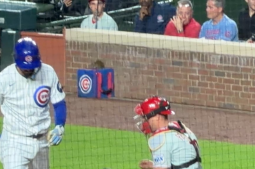 Vidéo de l'apparition du rat à Wrigley Field ce soir. Certains joueurs des Phillies dans l'abri ont été surpris.