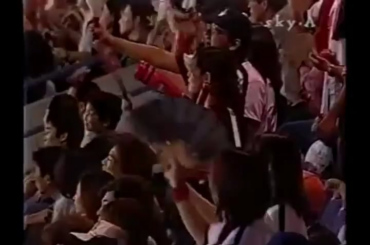 "Le coup de feu entendu autour d'Osaka". Hirotoshi Kitagawa, des Kintetsu Buffaloes, frappe un fanion, venu de derrière, et quitte Grand Salami contre l'Orix BlueWave. 26 septembre 2001