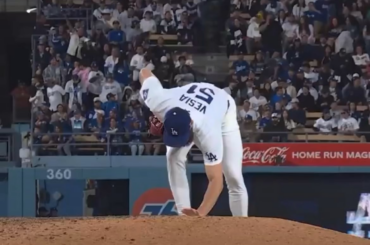 (Jomboy Media) Pour la soirée d'appréciation des soins de santé au Dodger Stadium, Alex et Kayla Vesia ont invité le personnel qui les a aidés à traverser le décès de leur fille nouveau-née Sterling en octobre. Alex dit qu'il était sur le point de pleurer après avoir retiré les trois frappeurs qu'il a affrontés sur des prises pour clôturer la victoire.