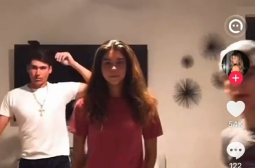 (Pat Brown) Alex Cora a confirmé sur WEEI que la nouvelle célébration de la base des Red Sox est le résultat de cette danse TikTok de Roman Anthony qui a été trouvée lorsqu'il était au lycée.