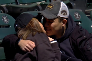 Un fan des White Sox reçoit un baiser de sa moitié, puis se fait piquer dans les yeux lorsqu'elle lui remet ses lunettes de soleil.