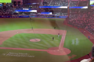 (Goodman) Citi Field a joué la chanson d'entrée de Devin Williams. Il a commencé à courir depuis l'enclos des releveurs pour tenter de sauver la situation. Mais Huascar Brazoban est également sorti de la pirogue et a pris le monticule. Williams a dû marcher jusqu'à l'enclos des releveurs.