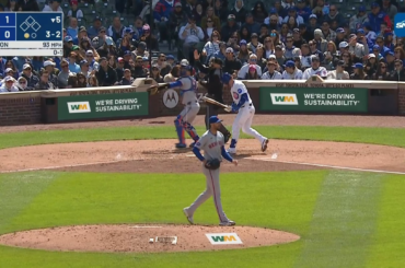 (Point culminant) Moisés Ballesteros court sur le monticule du lanceur, David Peterson s'y oppose, le PCA obtient le RAP et Ron Darling insinue que c'est à cause de Moisés