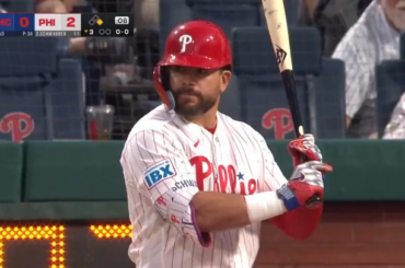 (Point culminant) Kyle Schwarber décide de frapper un autre circuit au centre du terrain pour prolonger l'avance des Phillies à 4-0