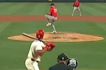 (Jomboy) Les Red Sox ont contesté l'appel sur le terrain concernant un coup sûr par lancer, et l'appel a été annulé. Les Cardinals ont ensuite contesté l'interférence du receveur, ce qui était également correct, donc le frappeur a quand même pris le premier but.