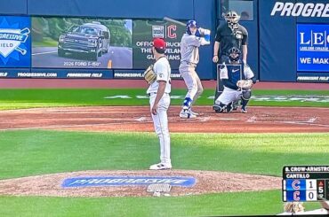 C'est dégoûtant de voir à quel point les publicités sont grandes derrière le marbre au Progressive Field